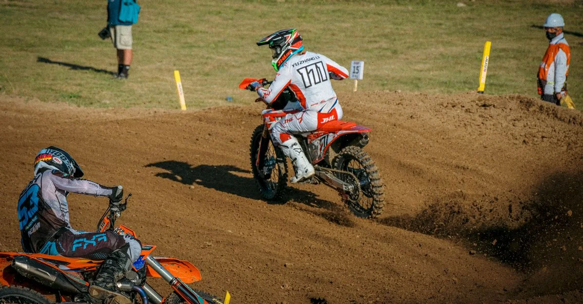 Course de motocross palpitante où les pilotes s'affrontent sur un circuit de terre exigeant par une journée ensoleillée.